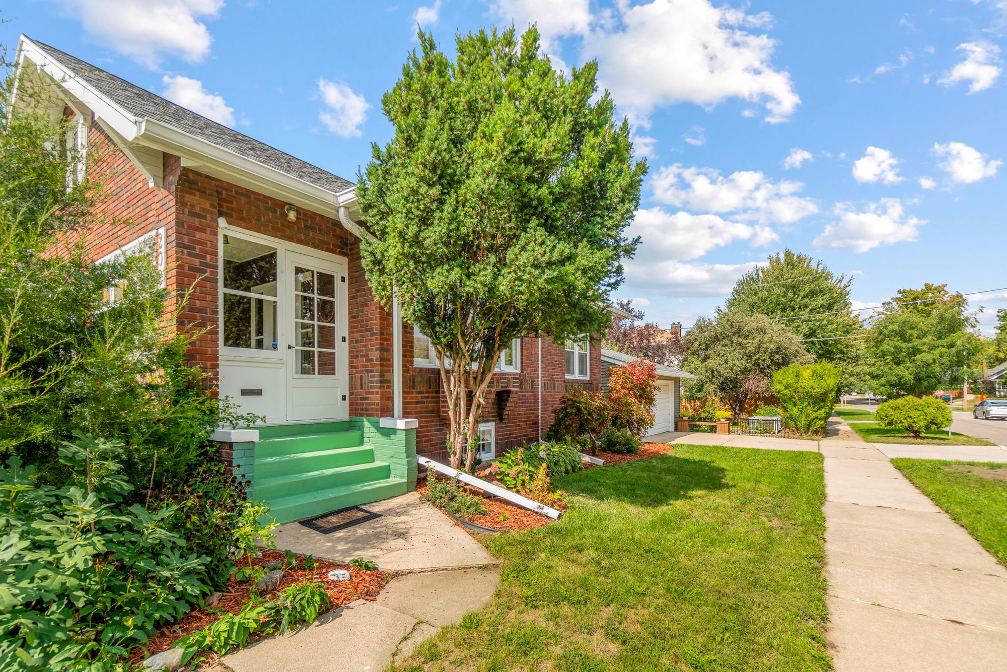 Looking for a lovely new home that's move-in ready? Look no further than this charming 2-bedroom brick ranch!